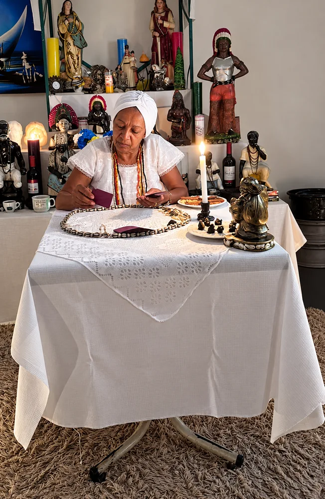 Celia diante do altar durante uma leitura de cartas